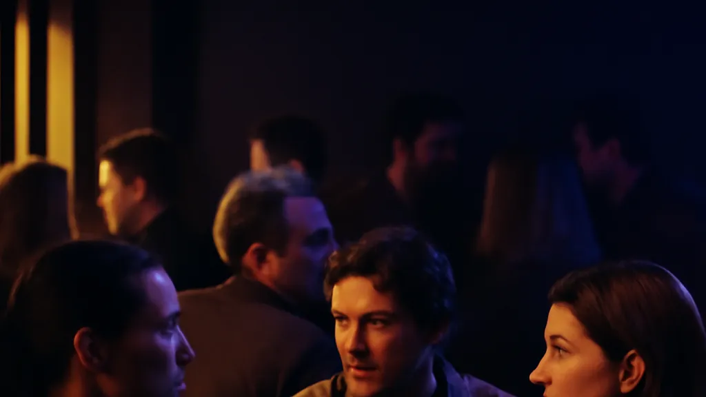 Arrière-salle parisienne éclairée en soirée, atmosphère de rassemblement